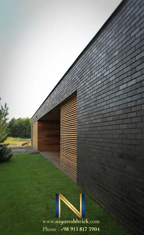 دیوار حیاط با آجر نما مشکی