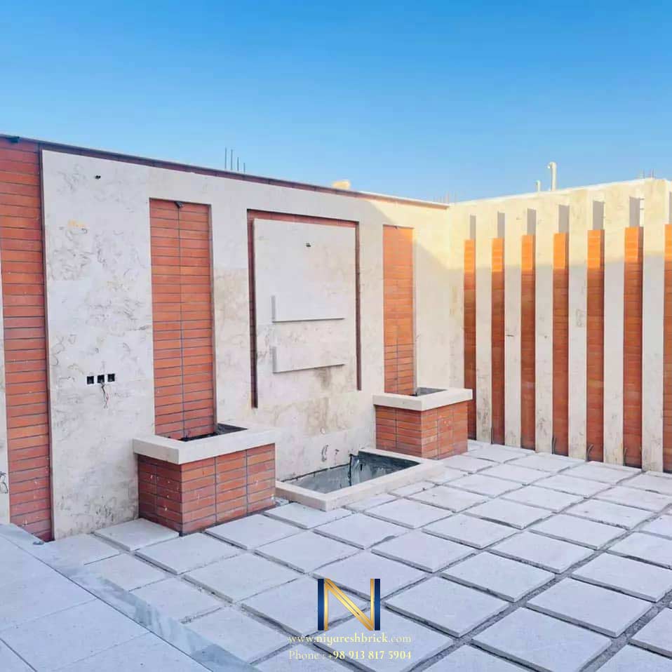 آجر انگلیسی و سنگ سفید در داخل ساختمان